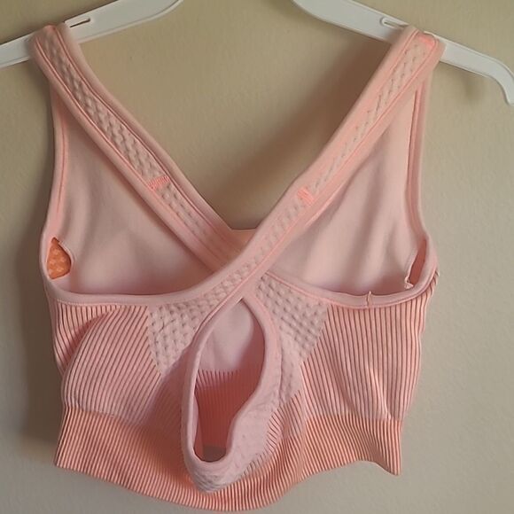 <<3/$30>>  Peach Textured Sports Bra Size M - Picture 4 of 6